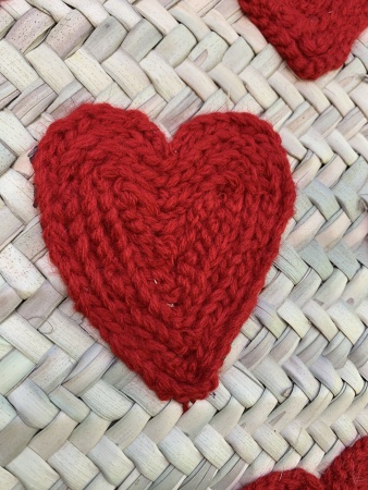 Panier en paille 12 coeurs rouges
