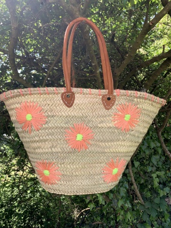 Panier en paille fleurs saumon