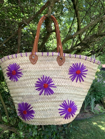 Panier en paille fleurs violettes