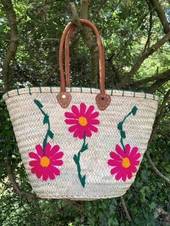 Panier en paille marguerites roses