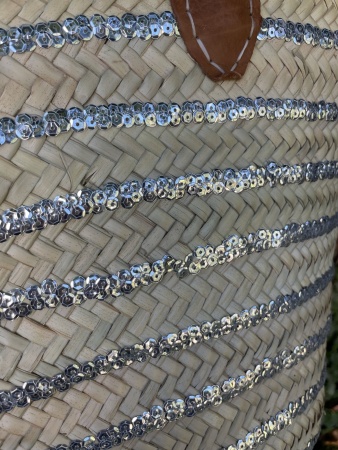 Panier en paille rayures sequins argent