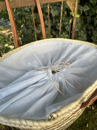 Panier en paille rayures sequins or