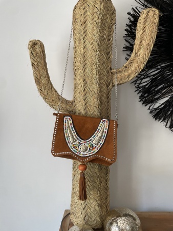 Sac en daim marron petit format boomerang métal et perles