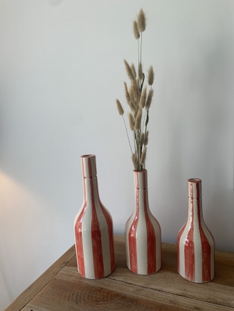 Série vases céramique blanc rayure rouge