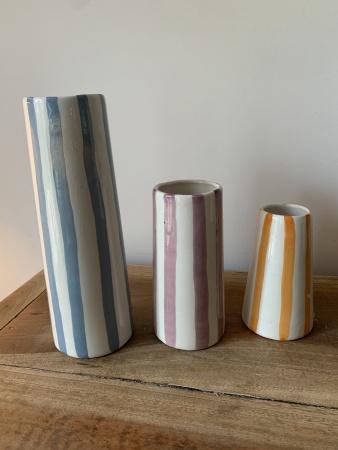 Série vases céramique blanc rayures multicolores