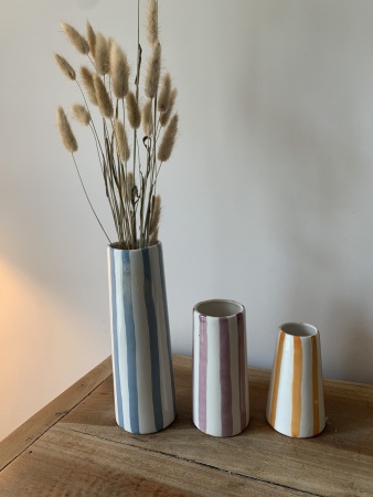 Série vases céramique blanc rayures multicolores