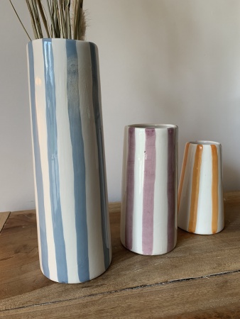 Série vases céramique blanc rayures multicolores
