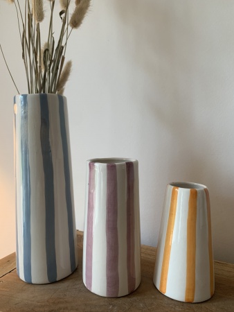Série vases céramique blanc rayures multicolores