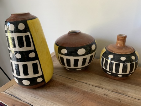 Vases jaune et noir motifs ethniques