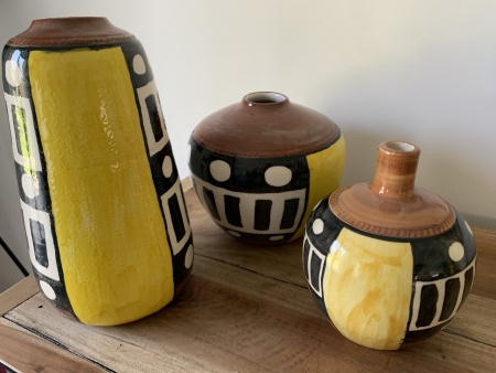 Vases jaune et noir motifs ethniques
