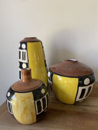 Vases jaune et noir motifs ethniques