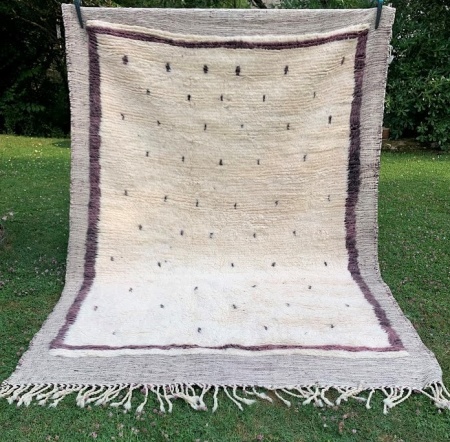 VIOLETTE -Tapis Oued Zem Blanc et aubergine 285x198cm